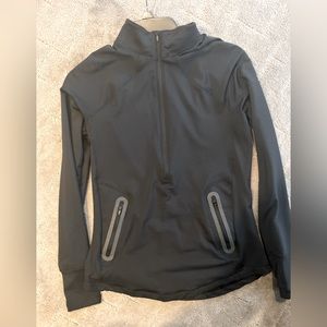 UA Women’s M half zip